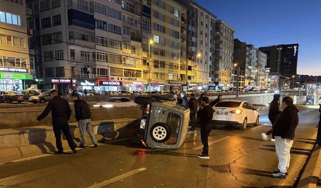 Otomobilin çarptığı cip yan yattı, yol trafiğe kapandı
