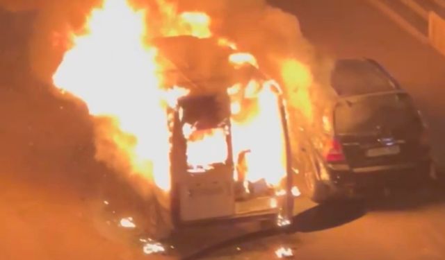 Park halindeki minibüs alev topuna döndü