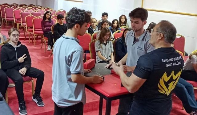 Tavşanlı Belediyesi'nden Lise Öğrencilerine Bilek Güreşi Dersi