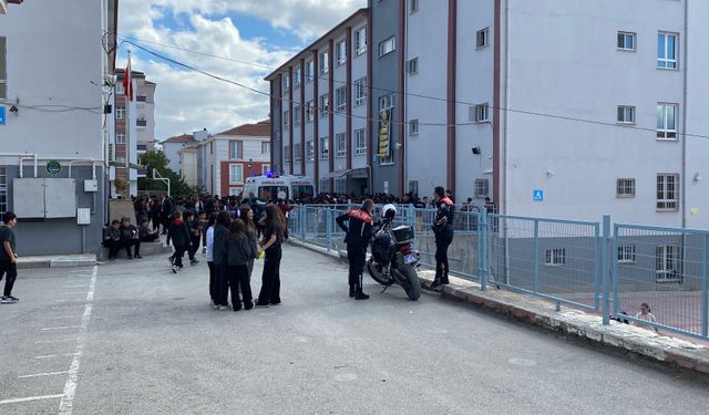 Korkutan Olay: Tavuk Döner Yiyen 30 Öğrenci Hastaneye Kaldırıldı