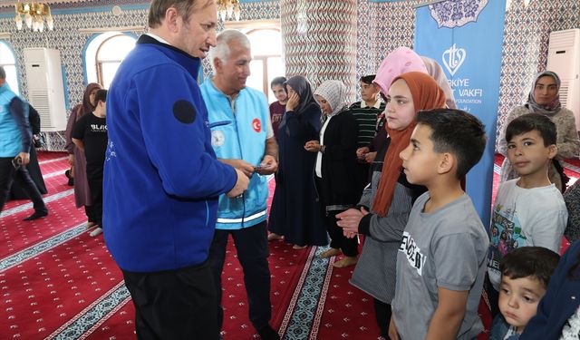 TDV, İki ilçede 100 aileye alışveriş kartı dağıttı