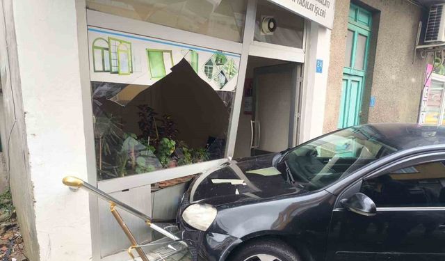 Tekirdağ’da otomobil dükkâna girdi