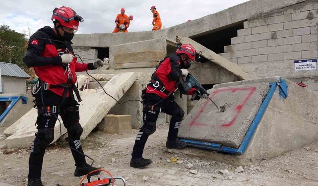 Van Depreminin Yıl Dönümünde Gerçeğini Aratmayan Tatbikat