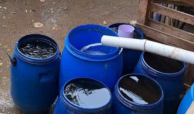 Yağmur suyunu varillere biriktirerek tasarruf ediyor