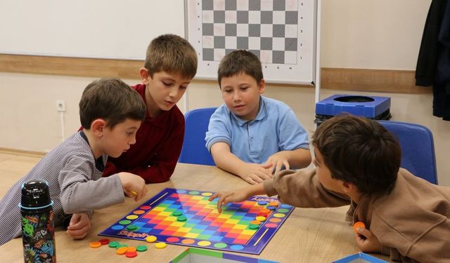 Yüzlerce Çocuk Hem Eğleniyor Hem Öğreniyor