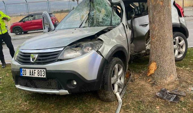 Ağaca Çarpan Otomobilin Genç Sürücüsü Hayatını Kaybetti