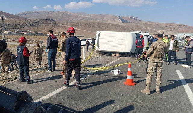 Ağrı’da otomobil minibüsle çarpıştı: 1 ölü, 2 ağır yaralı