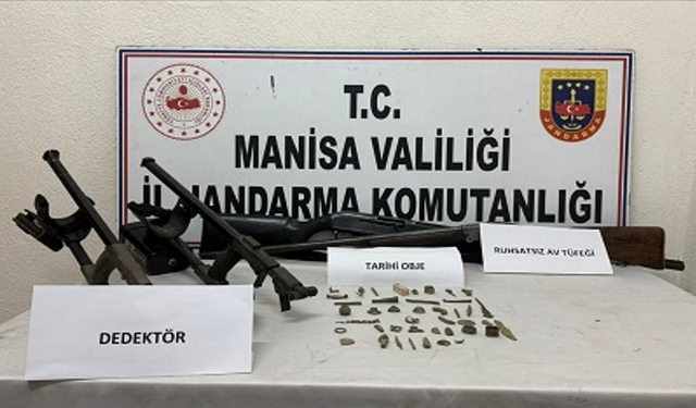 Akhisar’da tarihi eser ve ruhsatsız silah ele geçirildi