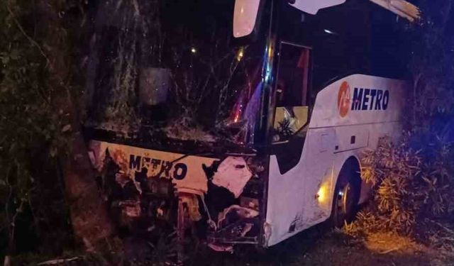 Alanya'da Şehirlerarası Yolcu Otobüsü Refüje Çıktı, 3 Kişi Yaralı