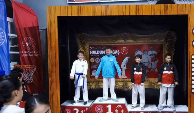 Alaşehirli karateciler Denizli’den madalyalarla döndü