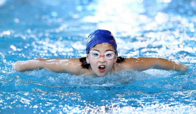 Yüzme havuzları İzmir’de sporun merkezi oldu