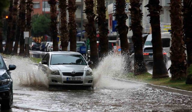 Antalya'da Öğle Saatlerinde Yağmur