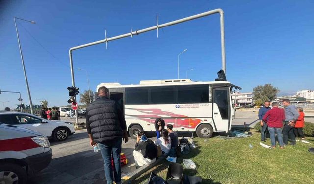 Antalya'da Şehir İçi Midibüsle Otomobil Çarpıştı, 4 Yaralı