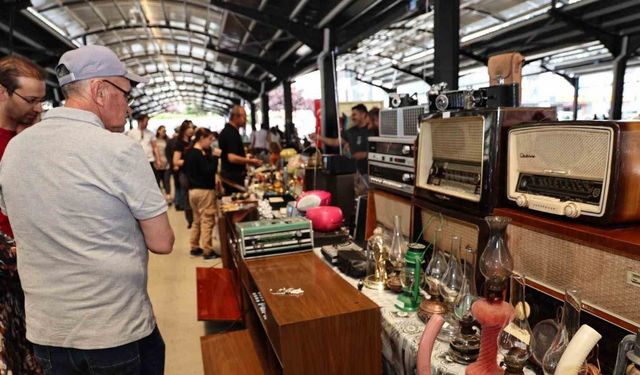 Antika Pazarı'nda Nostaljik Buluşma