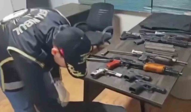 Suç Liderinin Pankartıyla Fotoğraf Çekenlere Baskın