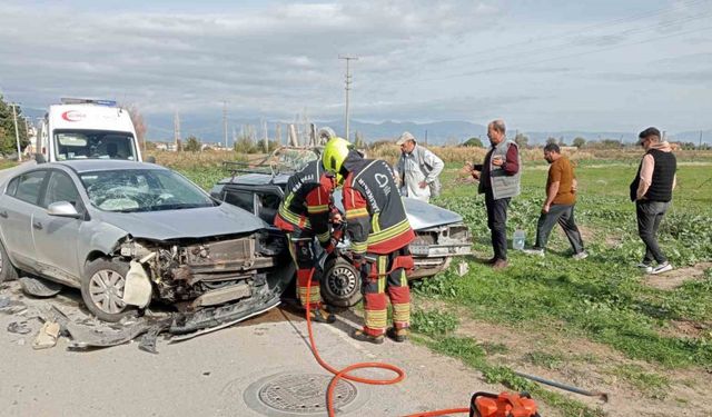 Balıkesir’de iki otomobil kafa kafaya çarpıştı: 3 yaralı