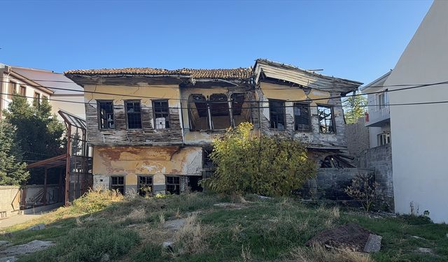 Tehlike Arz Eden Metruk Bina Kontrollü Şekilde Yıkıldı