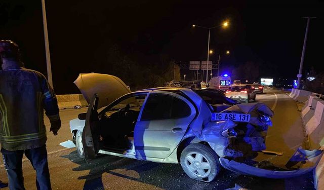 Takla Atan Araç Aydınlatma Direğini Devirdi