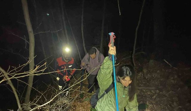 Yürüyüşe Çıkan İki Kişi Dik Arazide Mahsur Kaldı