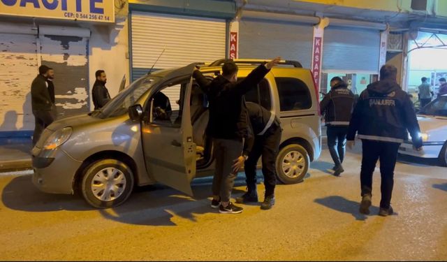 Aranan 2 Şüpheli Yakalandı, 1 Tabanca Ele Geçirildi