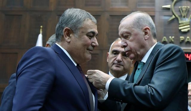 CHP’den Ayrıldı, AK Parti’ye Katıldı: Erdoğan Rozeti Taktı