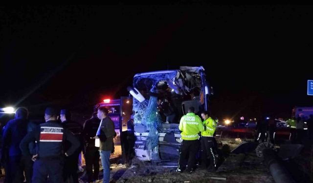 Minibüs ve Yolcu Otobüsü Çarpıştı