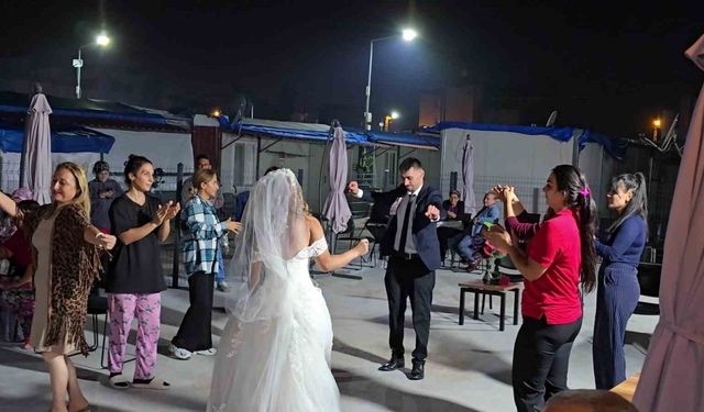 Depremzede Çiftin Konteyner Kentte Mutluluk Düğünü