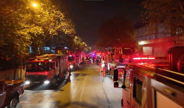 İstanbul'da Dev Yangın Fabrikayı Kül Etti