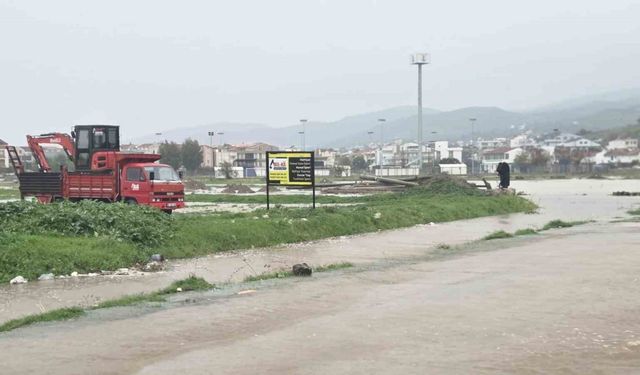 Dikili ve Foça'da Su Tahliye Çalışmaları Devam Ediyor