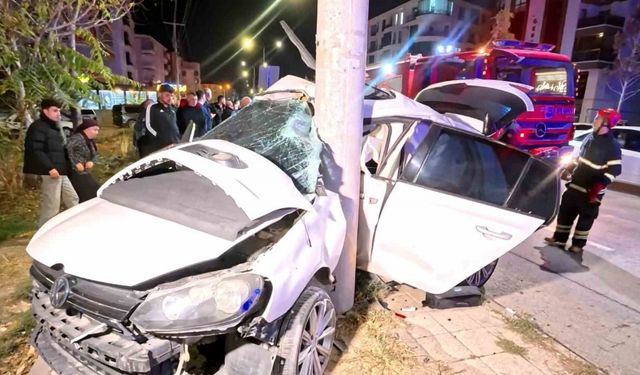 Elektrik Direğine Saplandı! 1’i Kadın 2 Kişi Ağır Yaralı