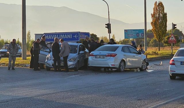 Erzincan’da iki otomobil çarpıştı: 5 yaralı