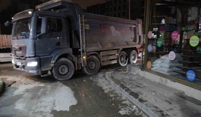 Kamyon Lastiği Patladı, Camları İndirdi