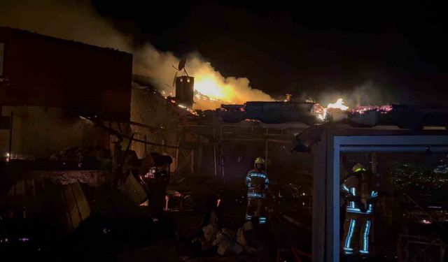 Rüzgarın da Etkisiyle Tarihi Kafe Kül Oldu