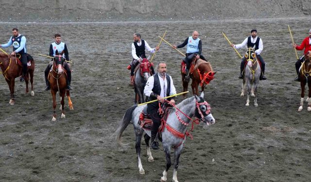Kar, Kış Demeden Ata Sporuna Sahip Çıkıyorlar