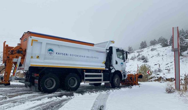 Kayseri'ye kar yağdı, ekipler sahaya indi