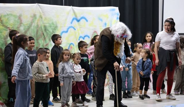 Kartepe'de Hem Yetişkinler Hem Çocuklar Tiyatroya Doydu