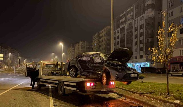 İki Otomobil Çarpıştı: 1'i Ağır, 3 Kişi Yaralandı