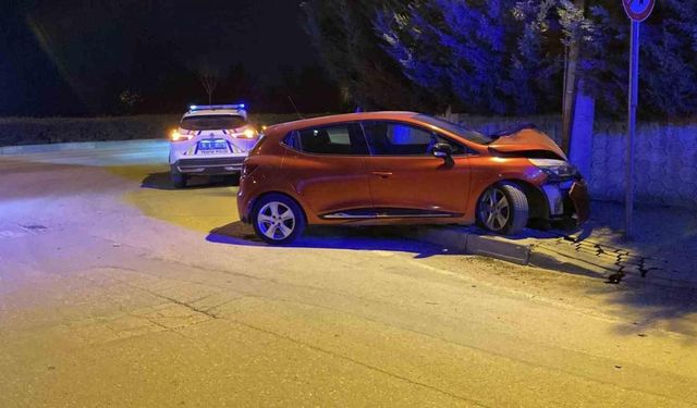 Kontrolden Çıkan Otomobil Beton Direğe Çarptı!