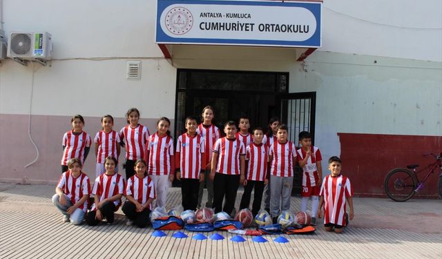 Kumluca'da okullara spor malzemesi dağıtıldı