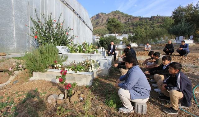 Mersin Bozyazı'da Öğretmen Ahmet Şahin Kabri Başında Anıldı