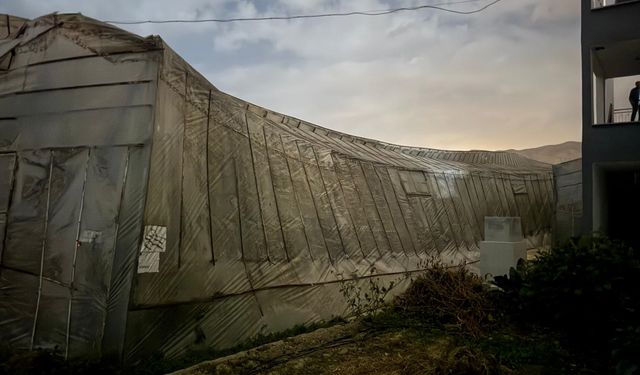 Mersin’de Hortum Seraları Yıktı, Elektrikler Kesildi!