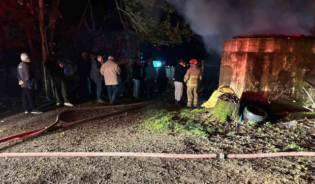 Meteoroloji Uyardı, Garaja Yıldırım Düştü!