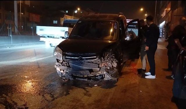 Metro İstasyonu Karşısında 3 Araç Birbirine Girdi, 2 Yaralı!