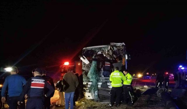 Minibüs ve Otobüs Çarpıştı: 10 Yaralı