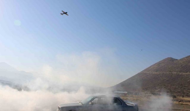 Model uçaklarla klasik otomobiller aynı pistte buluştu