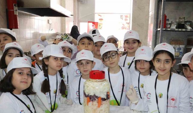 Öğrenciler 'Lider Çocuk Tarım Kampı'nda Üretimi Öğrendi