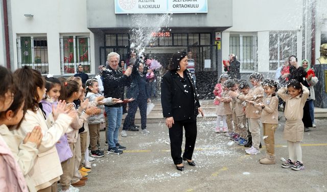 Öğrencilerden Sürpriz Veda Şarkısı