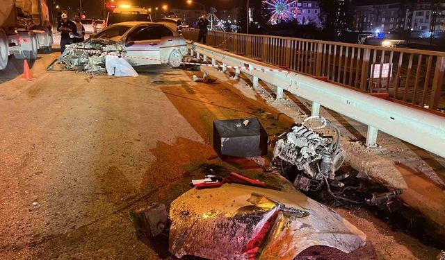 Otomobil Hurdaya Döndü, Motoru Yolun Ortasına Fırladı!