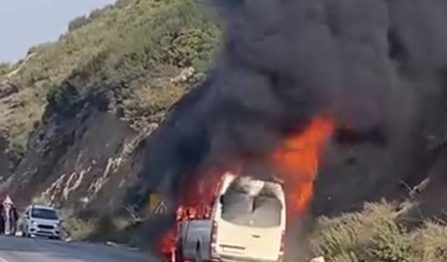 Seyir Halindeki Minibüs Alevlere Teslim Oldu