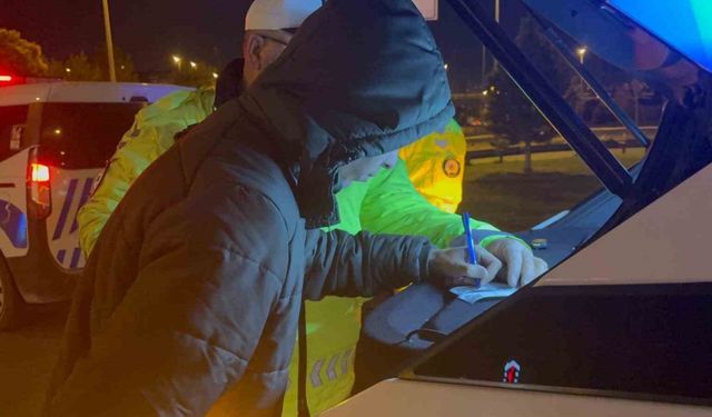 Uyuyan sürücü, kaza sonrası da uyumaya devam etti